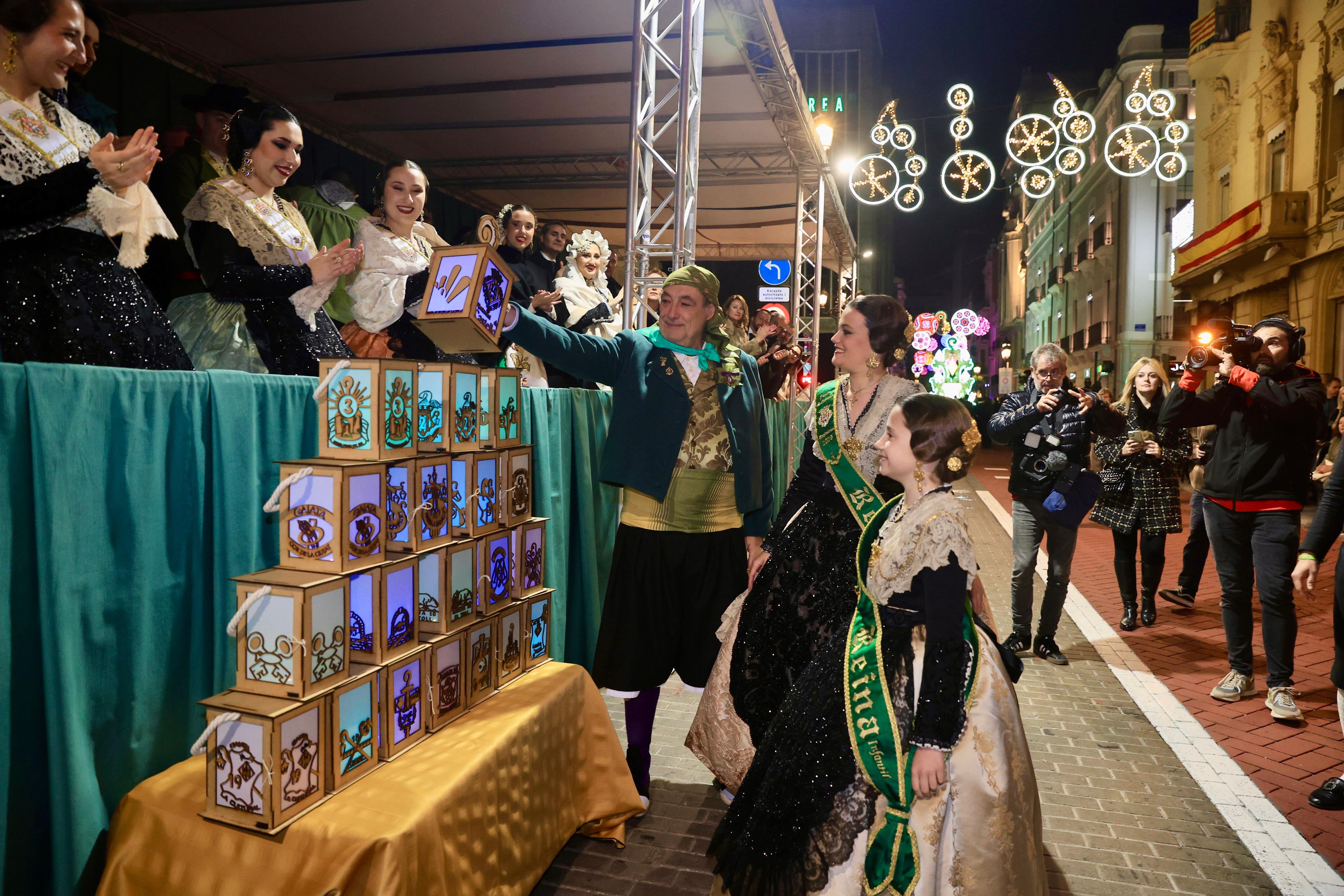 Las gaiatas iluminan la noche de Castellón y rememoran el origen de la ciudad en el desfile de la Magdalena Las gaiatas iluminan la noche de Castellón y rememoran el origen de la ciudad en el desfile de la Magdalena