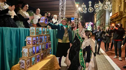 Las gaiatas iluminan la noche de Castellón y rememoran el origen de la ciudad en el desfile de la Magdalena Las gaiatas iluminan la noche de Castellón y rememoran el origen de la ciudad en el desfile de la Magdalena