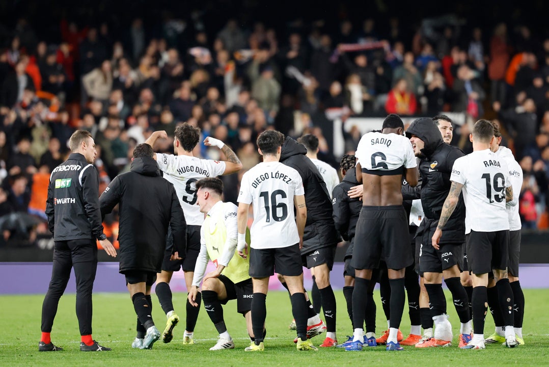 El Valencia frustra el debut de Quique con una remontada agónica El Valencia frustra el debut de Quique con una remontada agónica