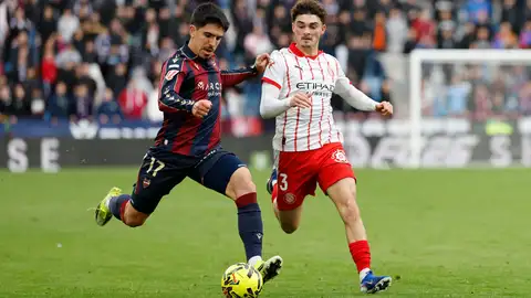 Víctor García disputa un balón con el Levante UD Víctor García disputa un balón con el Levante UD