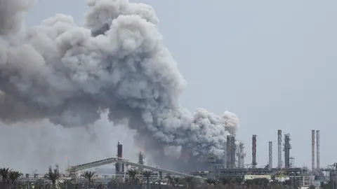 El humo se eleva tras un ataque en la isla de Sitra (Bahréin) en medio de la guerra entre EEUU e Israel con Irán Últimas noticias de la guerra en Irán, en directo