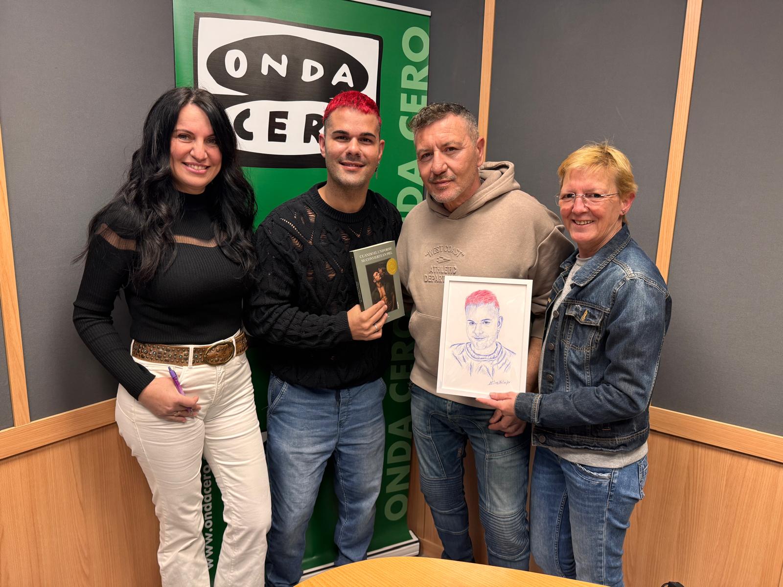 Enrique Bernabeu se divierte y se deja sorprender por el cariño recibido en Más de uno Alicante Enrique Bernabeu se divierte y se deja sorprender por el cariño recibido en Más de uno Alicante