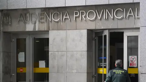 Fachada de la Audiencia de Oviedo donde se juzga a partir de este martes, al matrimonio que mantuvo encerrados a sus tres hijos durante casi cuatro años en su vivienda familiar Juicio a los acusados de tener encerrados a sus hijos en un chalet en Oviedo: ¿"Aislamiento voluntario" o "casa de los horrores"?