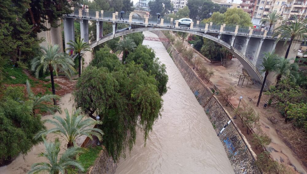 Río Vinalopó a su paso por el centro de Elche en un día de lluvia intensa.