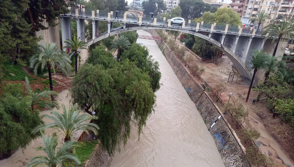 Río Vinalopó a su paso por el centro de Elche en un día de lluvia intensa. Río Vinalopó a su paso por el centro de Elche en un día de lluvia intensa.