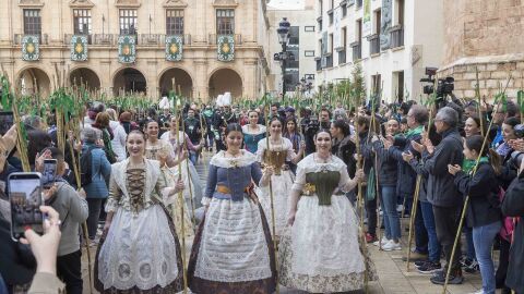 Varias personas vestidas con trajes t&iacute;picos participan en la Romer&iacute;a de les Canyes, a 8 de marzo de 2026, en Castell&oacute;n de la Plana, Castell&oacute;n, Comunidad Valenciana (Espa&ntilde;a). 