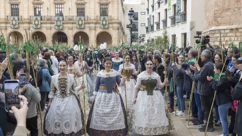 Varias personas vestidas con trajes típicos participan en la Romería de les Canyes, a 8 de marzo de 2026, en Castellón de la Plana, Castellón, Comunidad Valenciana (España). Varias personas vestidas con trajes típicos participan en la Romería de les Canyes, a 8 de marzo de 2026, en Castellón de la Plana, Castellón, Comunidad Valenciana (España).