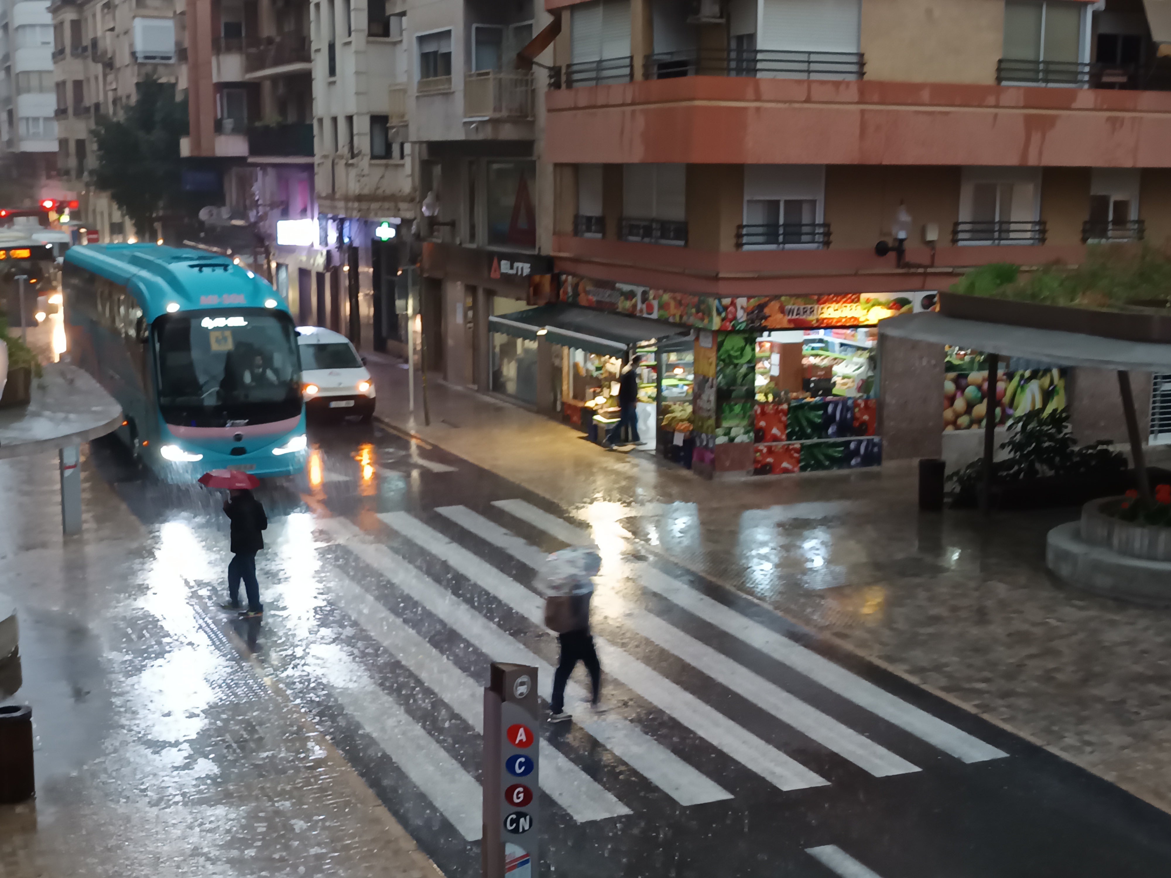 La lluvia reaparece en Elche, Crevillent y Santa Pola con fuerza y acompañada de truenos La lluvia reaparece en Elche, Crevillent y Santa Pola con fuerza y acompañada de truenos