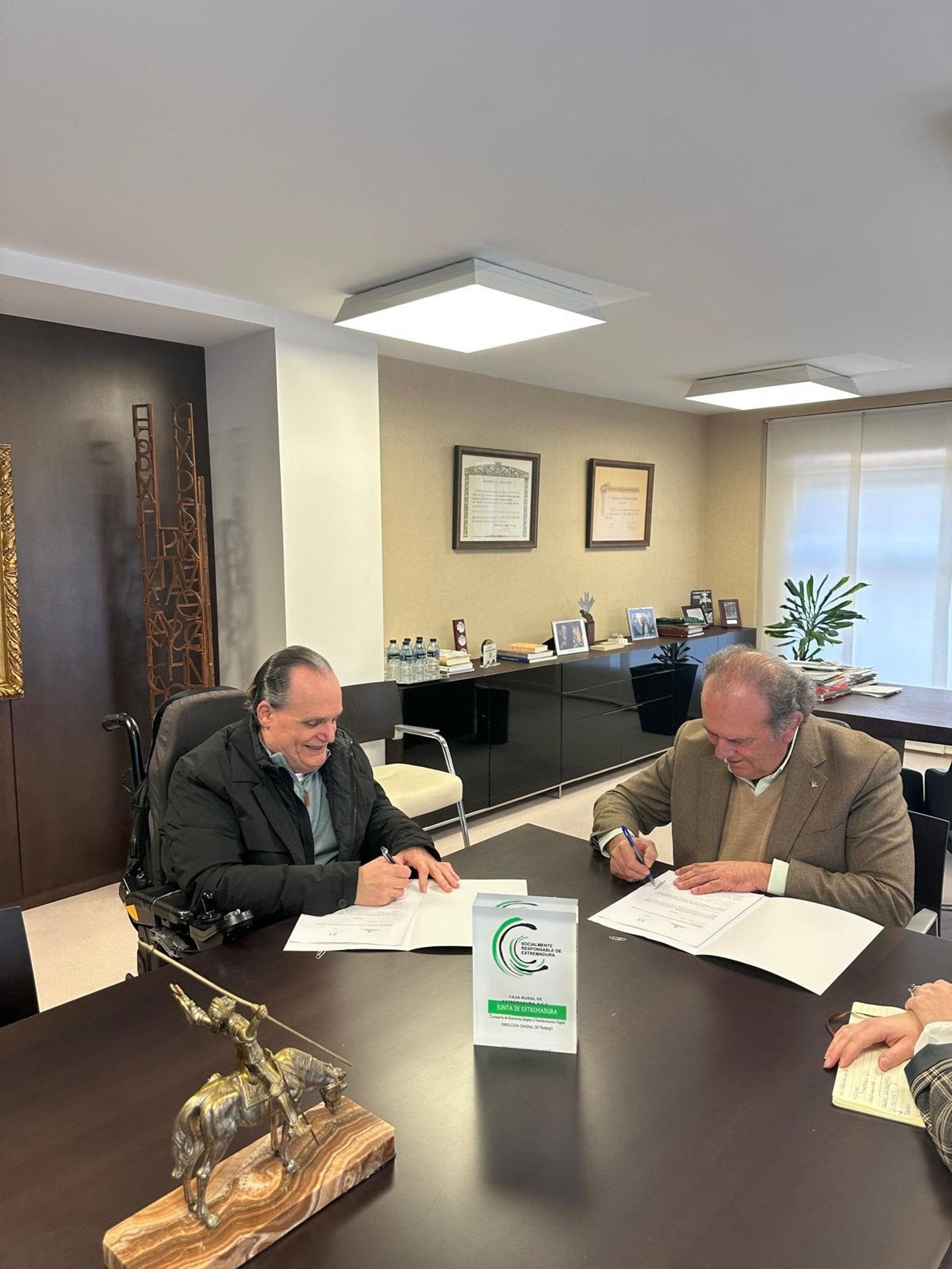 Un convenio entre Caja Rural de Extremadura y Fundación Primera Fila promoverá el empleo en personas con discapacidad Un convenio entre Caja Rural de Extremadura y Fundación Primera Fila promoverá el empleo en personas con discapacidad