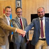 Spenger, Hernando y Allende durante el acto en el Ayuntamiento de Piloña