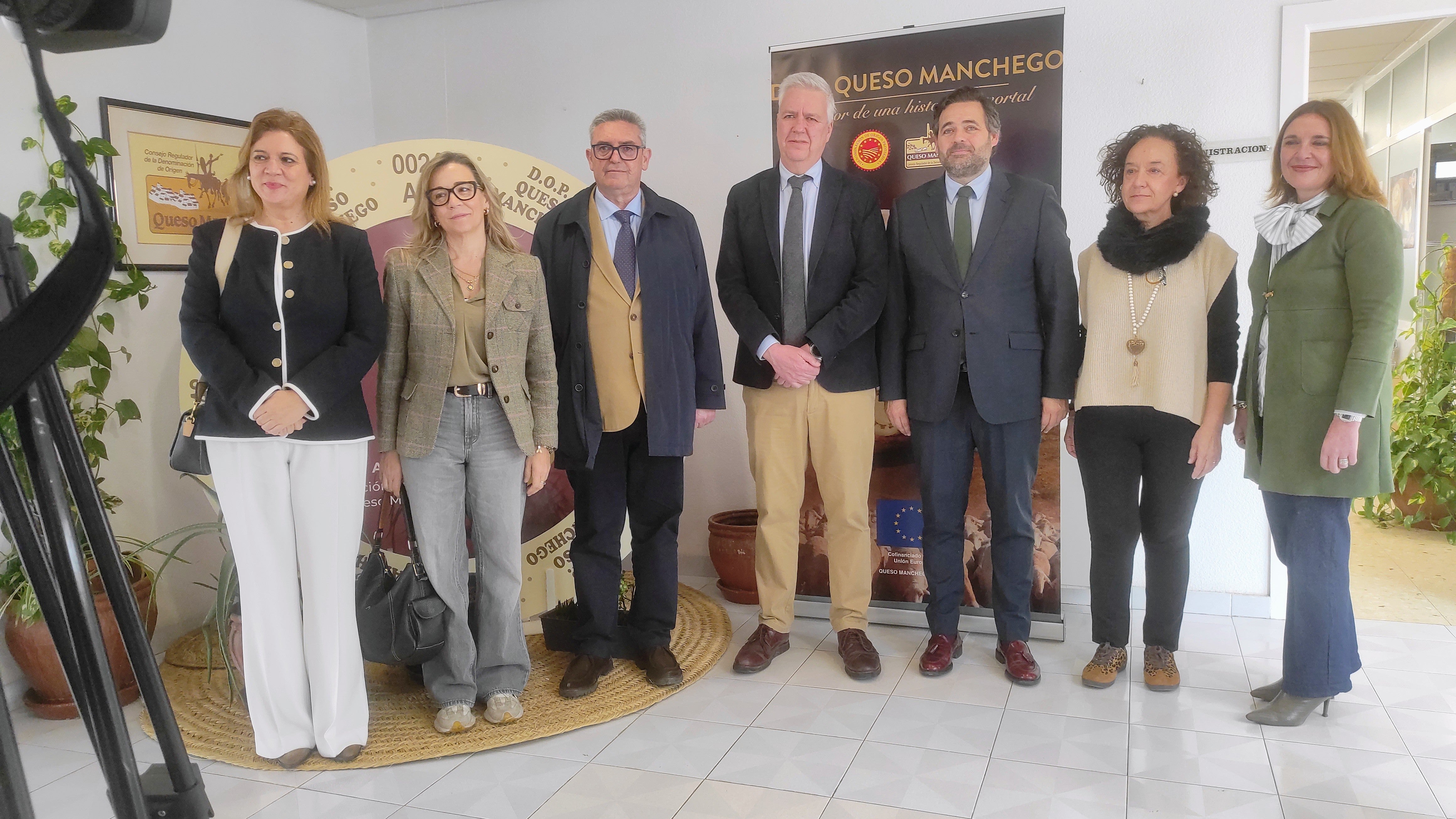 El presidente del PP de Castilla-Mancha se reúne con representantes de la DO Queso Manchego, en su sede en Valdepeñas El presidente del PP de Castilla-Mancha se reúne con representantes de la DO Queso Manchego, en su sede en Valdepeñas