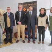 El presidente del PP de Castilla-Mancha se reúne con representantes de la DO Queso Manchego, en su sede en Valdepeñas