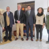 El presidente del PP de Castilla-Mancha se reúne con representantes de la DO Queso Manchego, en su sede en Valdepeñas El presidente del PP de Castilla-Mancha se reúne con representantes de la DO Queso Manchego, en su sede en Valdepeñas