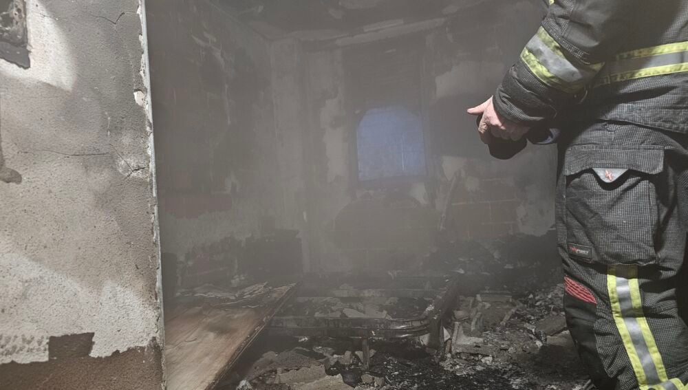 Imágenes del incendio en un bloque de viviendas de Manzanares