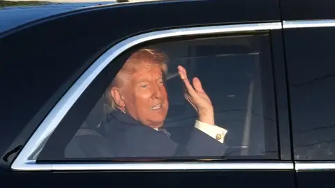 El presidente de Estados Unidos, Donald Trump, saluda durante su llegada al restaurante venezolano El Arepazo este lunes, a 23 kilometros de Miami. ¿Cuándo terminará la guerra de Irán? Las contradicciones de Trump sobre el fin del conflicto