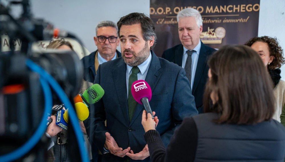 El presidente del PP de Castilla-Mancha se reúne con representantes de la DO Queso Manchego El presidente del PP de Castilla-Mancha se reúne con representantes de la DO Queso Manchego