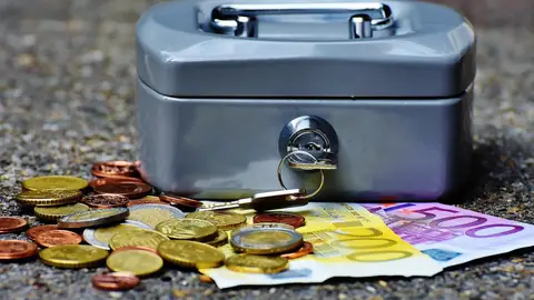 Dinero en efectivo en casa El BCE deja claro en un informe lo que debes hacer con tu dinero en tiempos de crisis: guardar efectivo en casa