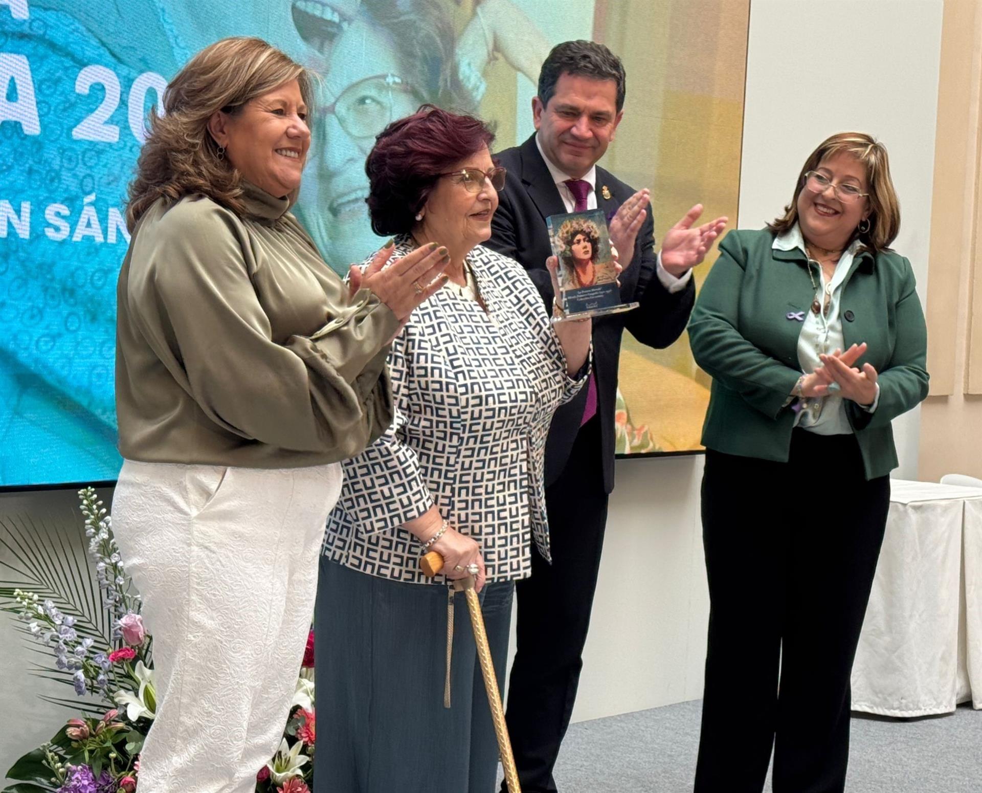Aurora Martín, fundadora de Aspacecire Ciudad Real, Premio 'Pastora Marcela' por su trayectoria en defensa de la diversidad Aurora Martín, fundadora de Aspacecire Ciudad Real, Premio 'Pastora Marcela' por su trayectoria en defensa de la diversidad