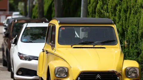 Un vehículo antiguo sin etiqueta aparcado en Madrid (España). Un vehículo antiguo sin etiqueta aparcado en Madrid (España).