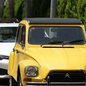 Un vehículo antiguo sin etiqueta aparcado en Madrid (España). Un vehículo antiguo sin etiqueta aparcado en Madrid (España).