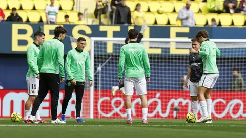 Los suplentes del Elche calientan en Villarreal. Los suplentes del Elche calientan en Villarreal.