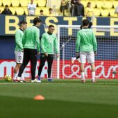 Los suplentes del Elche calientan en Villarreal.
