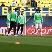 Los suplentes del Elche calientan en Villarreal. Los suplentes del Elche calientan en Villarreal.