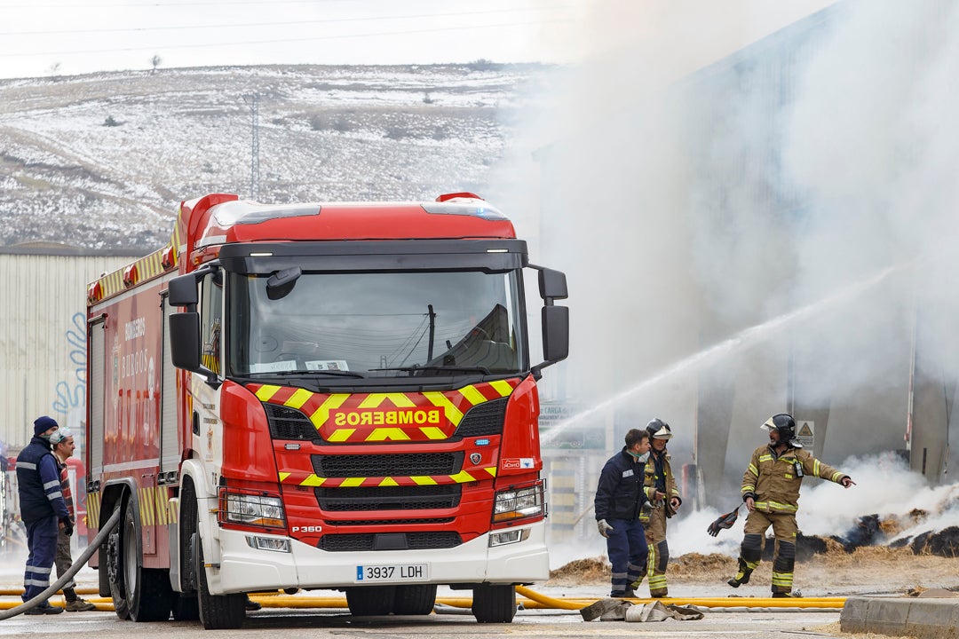 Imagen de archivo de un camión de bomberos en un incendio en Burgos. Imagen de archivo de un camión de bomberos en un incendio en Burgos.