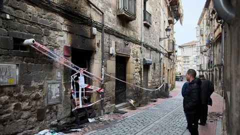 Tres personas han muerto y otras cuatro han resultado heridas en el incendio que se declaró este martes en un edificio de Miranda de Ebro (Burgos). Un detenido por el incendio provocado con tres mujeres muertas en Miranda de Ebro, que podría ser violencia machista