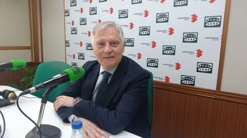 Francisco Ca&ntilde;izares en los estudios de Onda Cero Ciudad Real