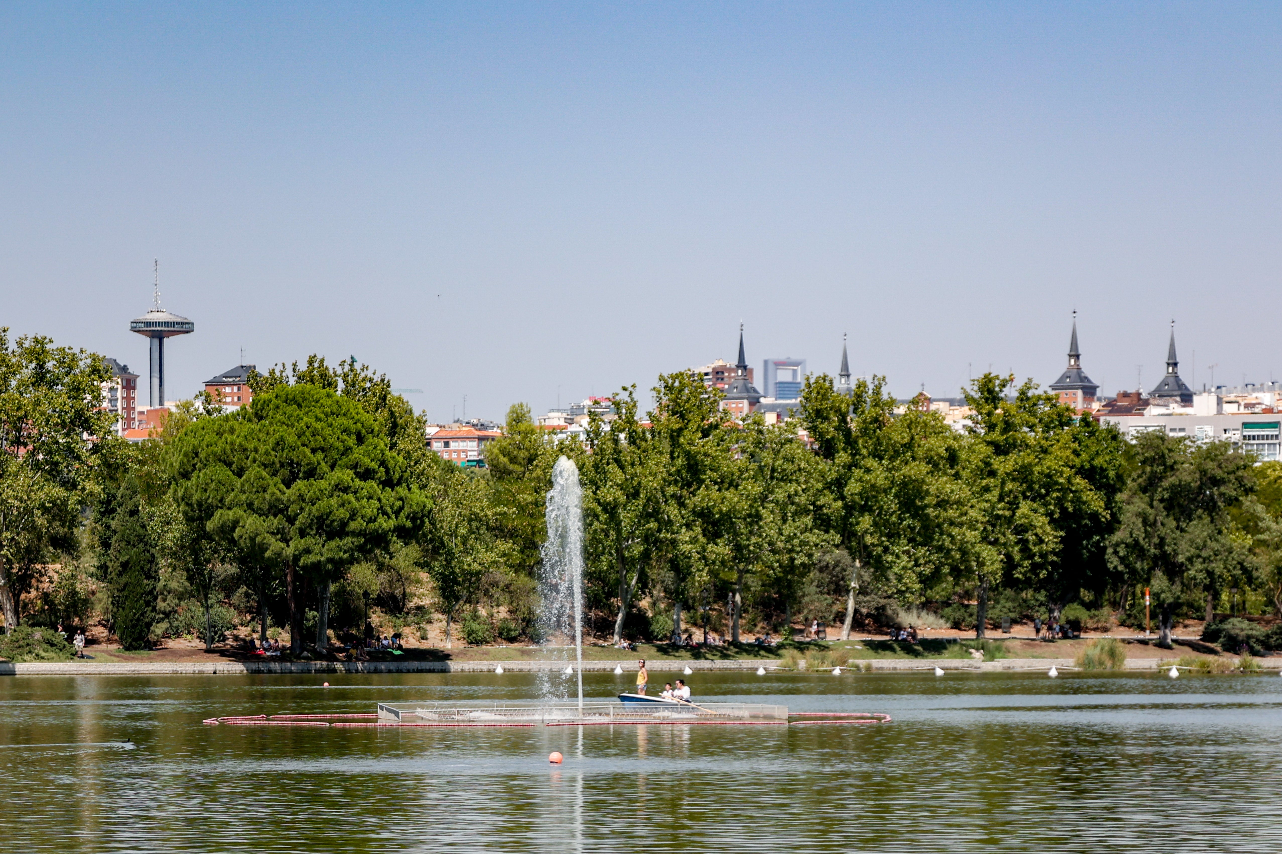 Localizan el cadáver de un hombre flotando en el lago de la Casa de Campo de Madrid Localizan el cadáver de un hombre flotando en el lago de la Casa de Campo de Madrid