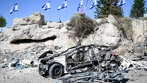Un coche calcinado permanece en el lugar alcanzado por un misil iraní en Beit Shemesh, Israel Un coche calcinado permanece en el lugar alcanzado por un misil iraní en Beit Shemesh, Israel