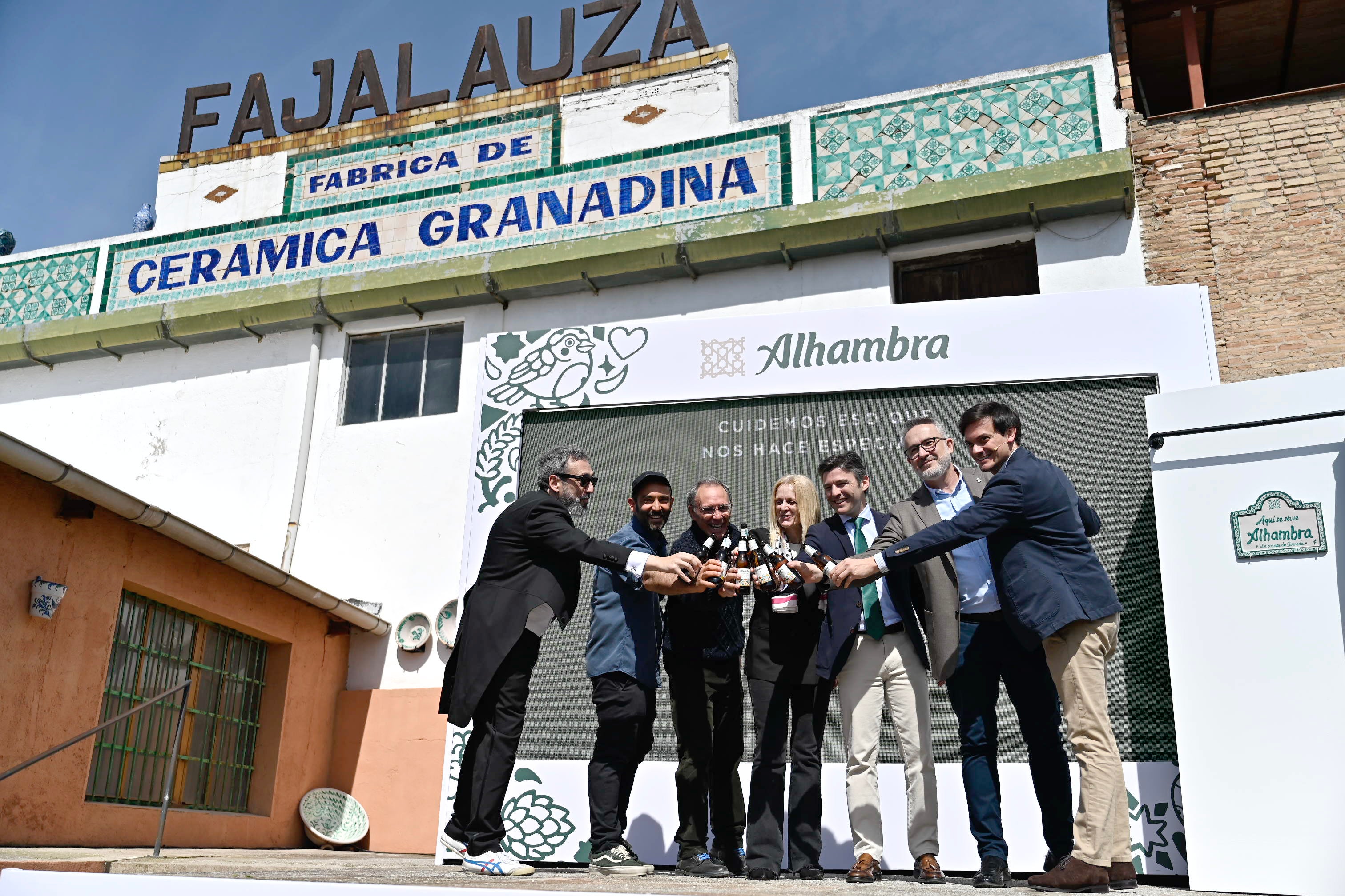 Cervezas Alhambra une la tradición de Fajalauza y el arte de Asís Percales para celebrar la esencia cultural de Granada Cervezas Alhambra une la tradición de Fajalauza y el arte de Asís Percales para celebrar la esencia cultural de Granada