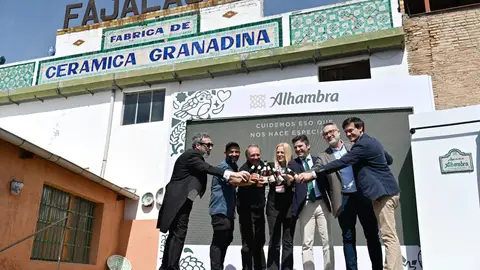 Cervezas Alhambra une la tradición de Fajalauza y el arte de Asís Percales para celebrar la esencia cultural de Granada Cervezas Alhambra une la tradición de Fajalauza y el arte de Asís Percales para celebrar la esencia cultural de Granada
