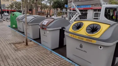 Contenedores de recogida selectiva de residuos en Elche. Contenedores de recogida selectiva de residuos en Elche.
