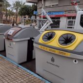 Contenedores de recogida selectiva de residuos en Elche.