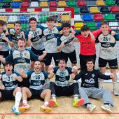 El Atticgo CBM Elche masculino, dirigido por Santiago Brian, celebra la victoria ante el Móstoles en el Esperanza Lag.