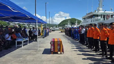 Efectivos que participaron en el operativo, incluidos miembros de BASARNAS, Policía, Marina, Guardacostas, Ejército, personal del puerto y grupos de buzos voluntarios. Efectivos que participaron en el operativo, incluidos miembros de BASARNAS, Policía, Marina, Guardacostas, Ejército, personal del puerto y grupos de buzos voluntarios.