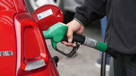 Una persona echa combustible, a 4 de marzo de 2026, en Barcelona, Catalunya (España). El repunte del precio del petróleo (crudo Brent) tras la Una persona echa combustible, a 4 de marzo de 2026, en Barcelona, Catalunya (España). El repunte del precio del petróleo (crudo Brent) tras la