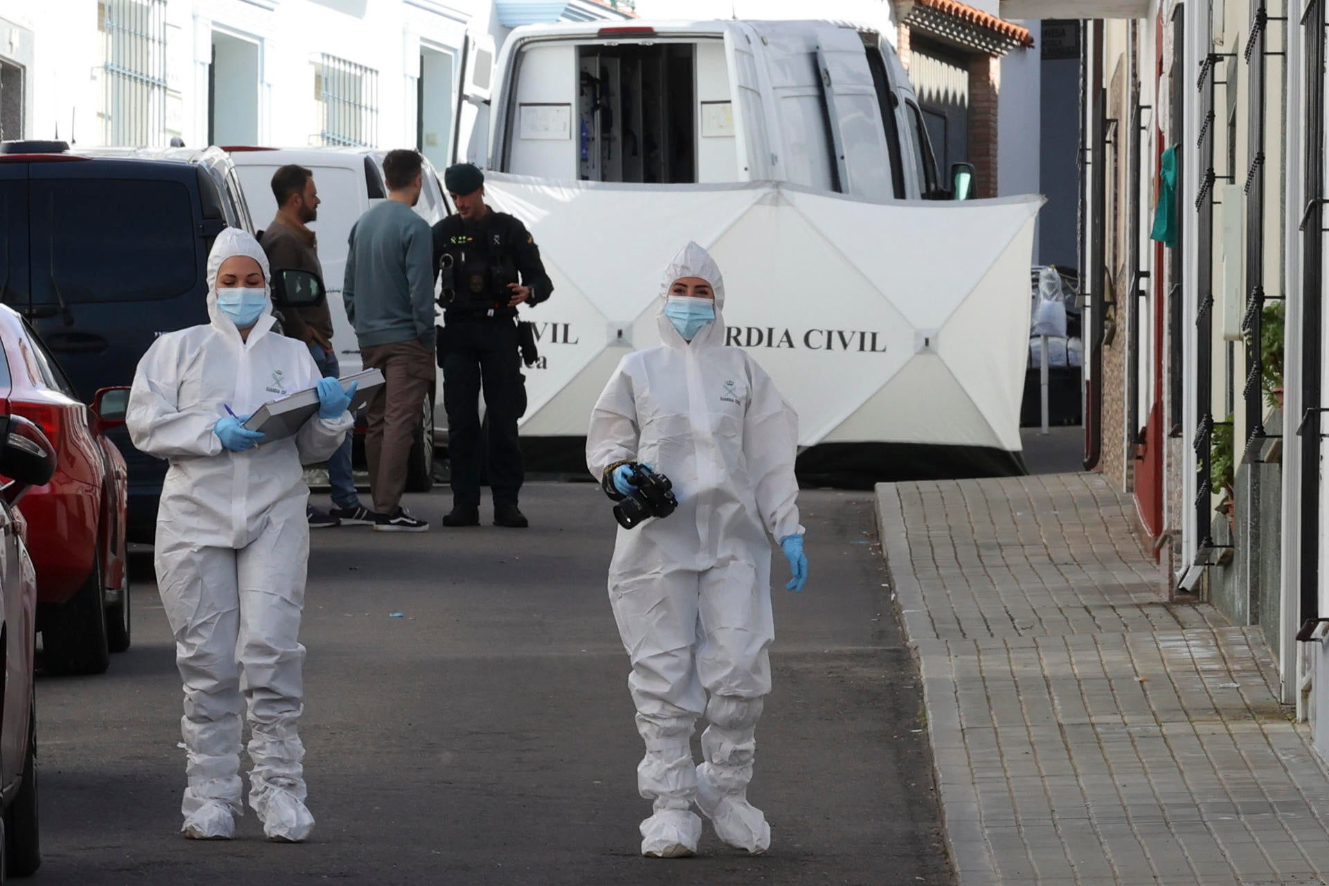 La Guardia Civil realiza labores de identificación y registro en la vivienda de Hornachos (Badajoz) donde han hallado los restos de Francisca Cadenas. La Guardia Civil realiza labores de identificación y registro en la vivienda de Hornachos (Badajoz) donde han hallado los restos de Francisca Cadenas.