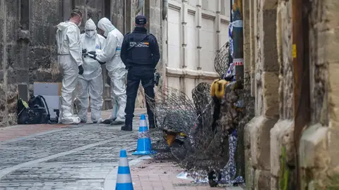 Agentes de la Policía Nacional junto al edificio de la localidad de Miranda de Ebro incendiado Todo lo que se sabe sobre el triple crimen machista en Miranda de Ebro: el detenido tenía antecedentes por secuestrar a mujeres