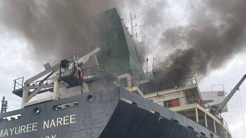 Barco atacado en el estrecho de Ormuz