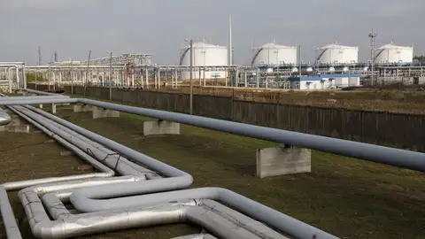 Imagen de archivo de una refinería de petróleo. Crisis petrolera: la UE tiene pocas opciones para limitar el impacto económico de la guerra en Irán y evitar una recesión