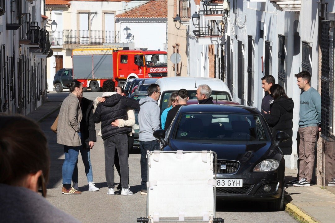 Familiares de Francisca Cadenas, la mujer vecina de la localidad desaparecida en 2017, este jueves en el domicilio en Hornachos (Badajoz). Familiares de Francisca Cadenas, la mujer vecina de la localidad desaparecida en 2017, este jueves en el domicilio en Hornachos (Badajoz).