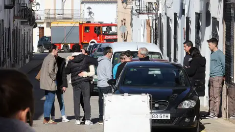 Familiares de Francisca Cadenas, la mujer vecina de la localidad desaparecida en 2017, este jueves en el domicilio en Hornachos (Badajoz). Familiares de Francisca Cadenas, la mujer vecina de la localidad desaparecida en 2017, este jueves en el domicilio en Hornachos (Badajoz). / EFE/ Jero Morales