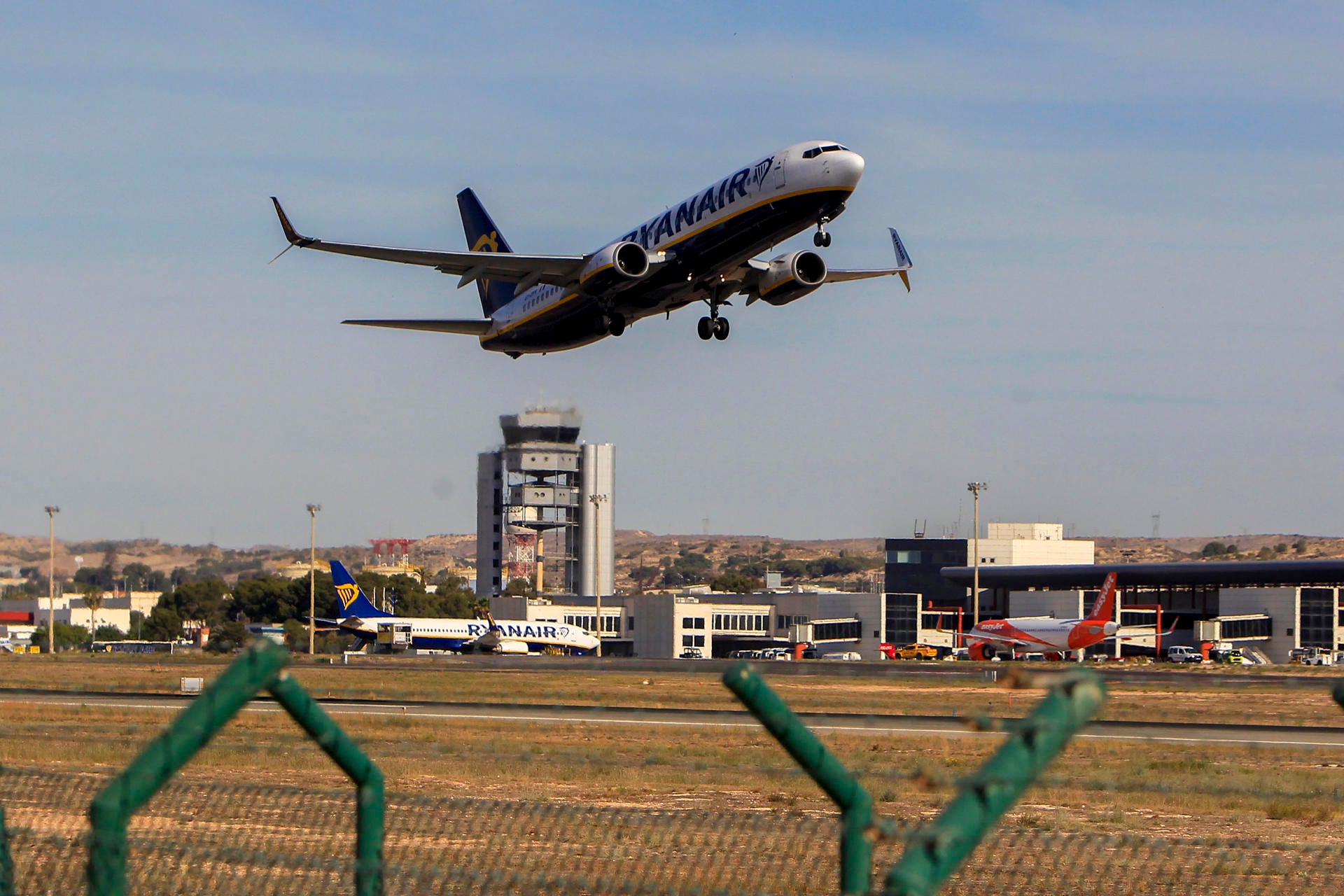 El aeropuerto Alicante-Elche supera por primera vez en su historia los 8.000 vuelos en febrero El aeropuerto Alicante-Elche supera por primera vez en su historia los 8.000 vuelos en febrero