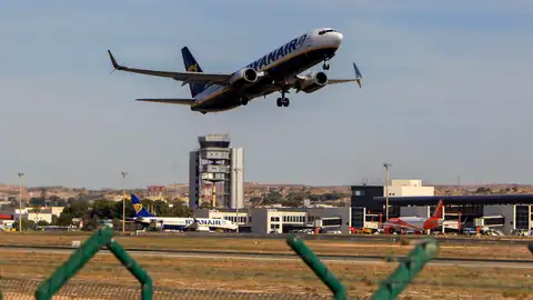 Un avión despega en el Aeropuerto Alicante-Elche 'Miguel Hernández' Un avión despega en el Aeropuerto Alicante-Elche 'Miguel Hernández'