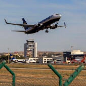 Un avión despega en el Aeropuerto Alicante-Elche 'Miguel Hernández'