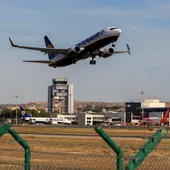 Un avión despega en el Aeropuerto Alicante-Elche 'Miguel Hernández' Un avión despega en el Aeropuerto Alicante-Elche 'Miguel Hernández'