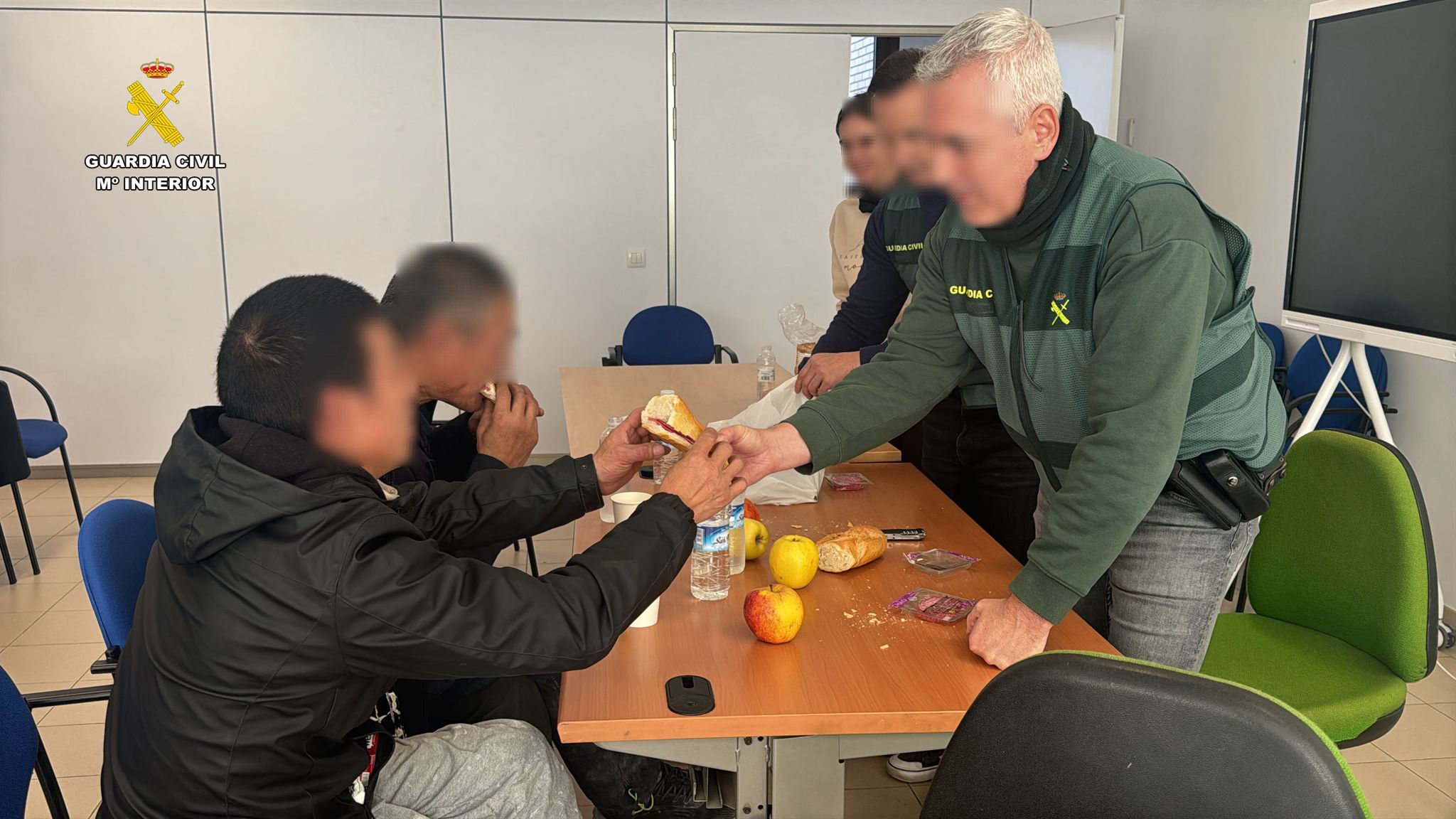 La Guardia Civil detiene a 4 personas por trata de seres humanos y libera a 6 trabajadores explotados en Calahorra La Guardia Civil detiene a 4 personas por trata de seres humanos y libera a 6 trabajadores explotados en Calahorra